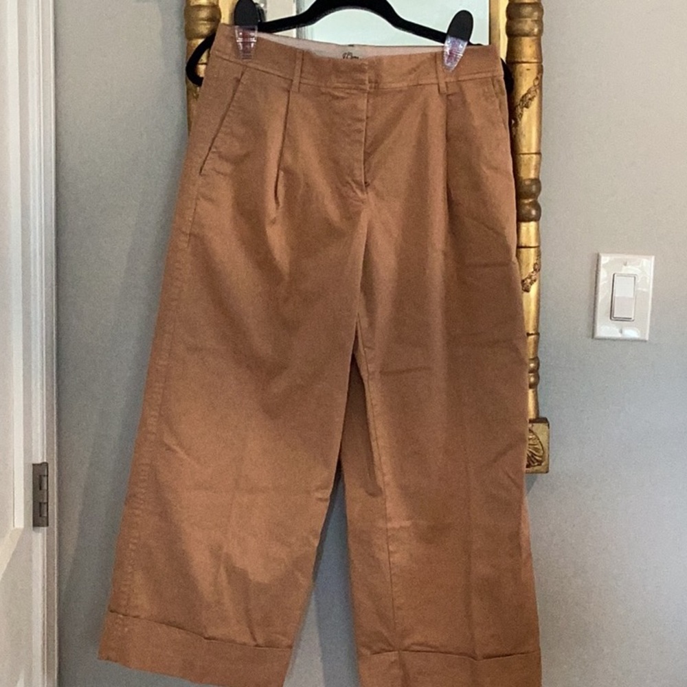 Super cute caramel colored pleated baggy chinos J Crew, side slit pockets